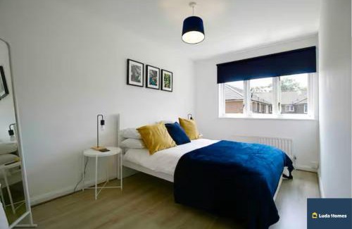 Camberley Apartamento | Camberley Spacious and Comfy 3 Bedroom Home, Next to Frimley Hospital with Parking
