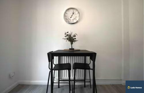Camberley Apartamento | Camberley Spacious and Comfy 3 Bedroom Home, Next to Frimley Hospital with Parking