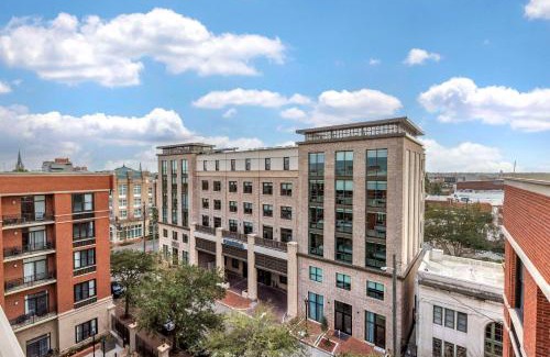 Old West Broad Neighborhood Hotel | Cambria Hotel Savannah Downtown Historic District