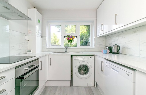 Arbury Casa | Cambridge 4 bed house. Sleeps 6. Parking &Terrace. 20min walk into town.