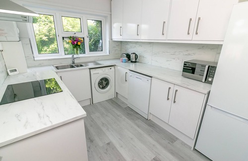 Arbury Casa | Cambridge 4 bed house. Sleeps 6. Parking &Terrace. 20min walk into town.