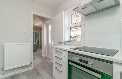 Arbury Casa | Cambridge 4 bed house. Sleeps 6. Parking &Terrace. 20min walk into town.
