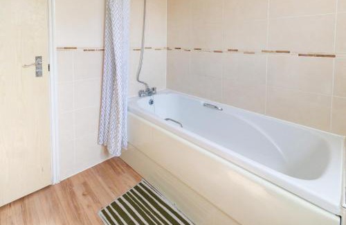 Cambridge Casa | Cambridge 4 Bedroom Sleeps 9 Wi-Fi Garden, LONG STAYS ACCEPTED- Orchid House
