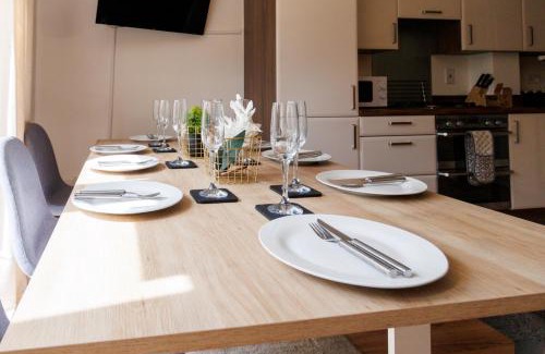 Cambridge Casa | Cambridge 4 Bedroom Sleeps 9 Wi-Fi Garden, LONG STAYS ACCEPTED- Orchid House