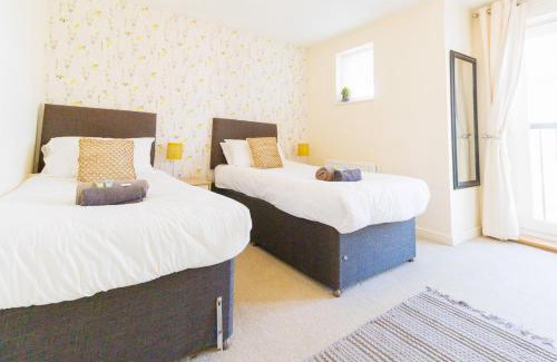 Cambridge Casa | Cambridge 4 Bedroom Sleeps 9 Wi-Fi Garden, LONG STAYS ACCEPTED- Orchid House