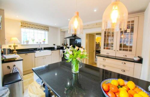 Buckden Casa | Cambridge Homehost - Elegant Oak Beamed House In Pretty Village