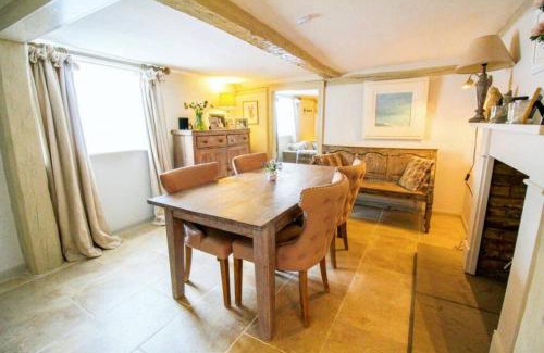 Buckden Casa | Cambridge Homehost - Elegant Oak Beamed House In Pretty Village