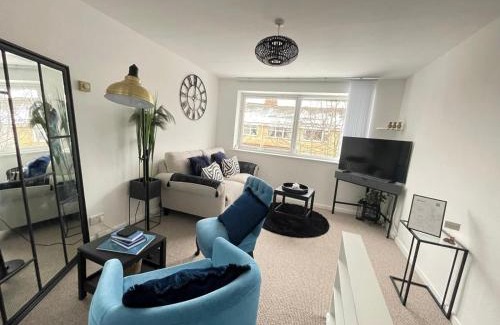 Cambridge Casa | Cambridge Stay Cozy home with Wi-Fi, Parking Perfect for 2