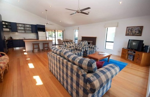 Lakes Entrance Casa | Cambroe - Casa moderna en la entrada de los lagos, frente al campo de golf y cerca de la playa