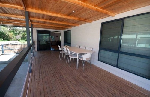 Lakes Entrance Casa | Cambroe - Casa moderna en la entrada de los lagos, frente al campo de golf y cerca de la playa