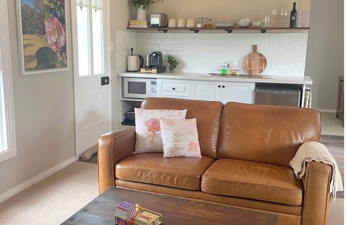 Diamondvale Cabaña | Camelia Cottage Diamondvale Estate Stanthorpe, cosy cottage with fireplace.