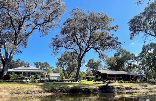 Diamondvale Cabaña | Camelia Cottage Diamondvale Estate Stanthorpe, cosy cottage with fireplace.