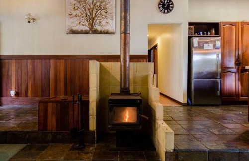 Margaret River Casa | Camellia Cottage - Country Rustic Charm Close to Forest and Town