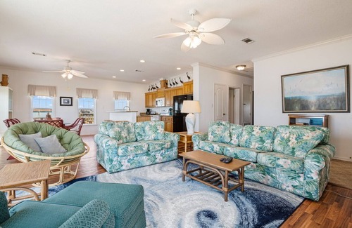 Port Bolivar Casa | Camelot - Huge fenced Beachfront Lot! 2 bedroom, budget friendly!