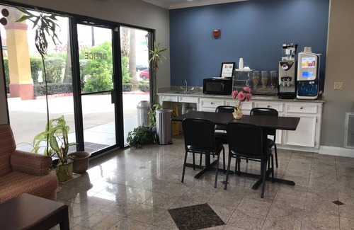 Houston Hotel | Camelot Inn & Suites Veterans Memorial NW Houston