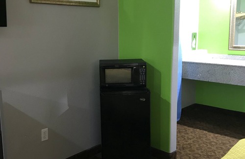 Houston Hotel | Camelot Inn & Suites Veterans Memorial NW Houston