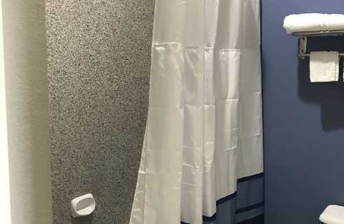 Houston Hotel | Camelot Inn & Suites Veterans Memorial NW Houston