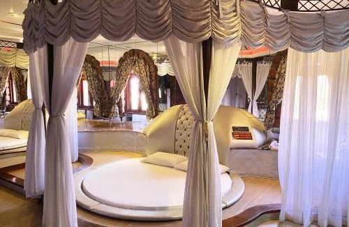 Scharlau Hotel | Camelot Motel by Drops