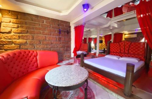 Scharlau Hotel | Camelot Motel by Drops