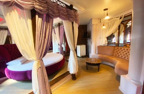 Scharlau Hotel | Camelot Motel by Drops
