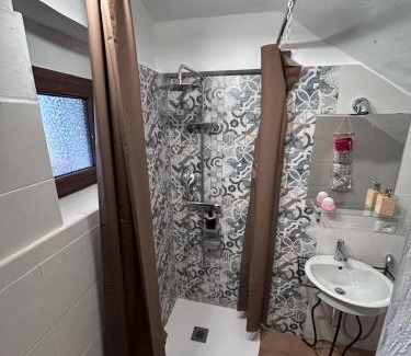 Castellero Apartamento | Camera Glicine - spese escluse