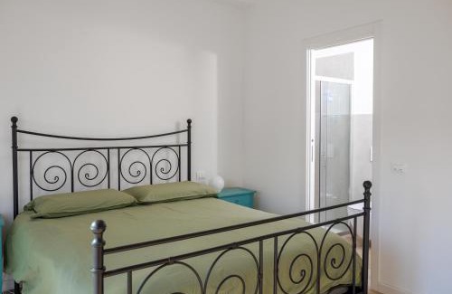Isolotto Casa | Camera Matrimoniale con bagno privato-struttura condivisa con Host-CASA ENEA