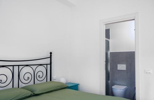 Isolotto Casa | Camera Matrimoniale con bagno privato-struttura condivisa con Host-CASA ENEA