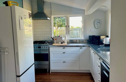 Martinborough Cabaña | Camilla Cottage - 2 bedrooms close to the square