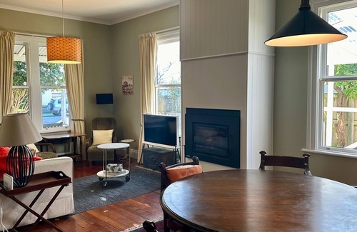 Martinborough Cabaña | Camilla Cottage - 2 bedrooms close to the square