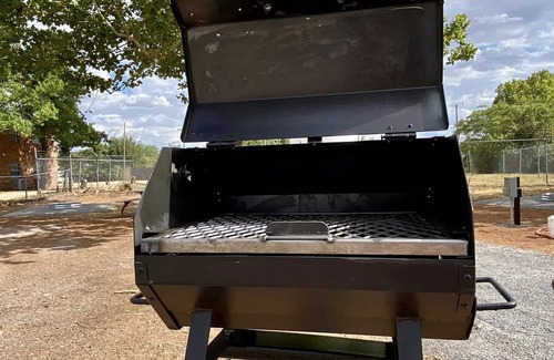 Cache Alquiler De RV | Camp at the foothills of Wichita Wildlife Refuge & Mountains.
