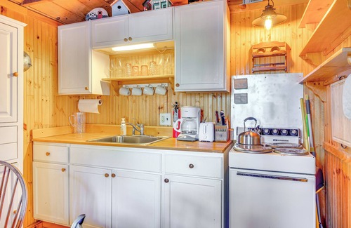Waterboro Cabina | 'Camp Crescendo' Rustic Waterboro Cabin By Lake