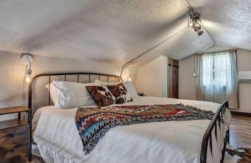 Smithwick Casa | Camp Hickory - Pet friendly Cabin with hot tub