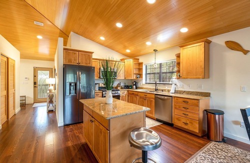 Branford Cabina | Camp Manatee - Riverfront Cabin, Stunning Views, Pet-Friendly, Hot tub + Kayaks!