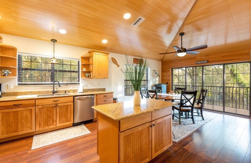 Branford Cabina | Camp Manatee - Riverfront Cabin, Stunning Views, Pet-Friendly, Hot tub + Kayaks!