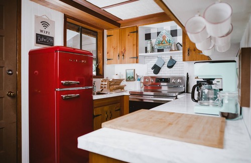 Glacier Cabina | Camp North Fork - dog friendly, WiFi, King bed