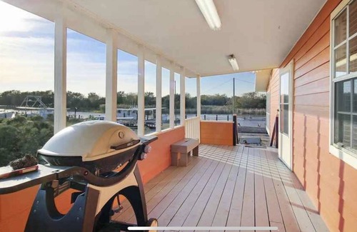 Theriot Casa | Camp on Bayou Dularge-Sleeps 10-12