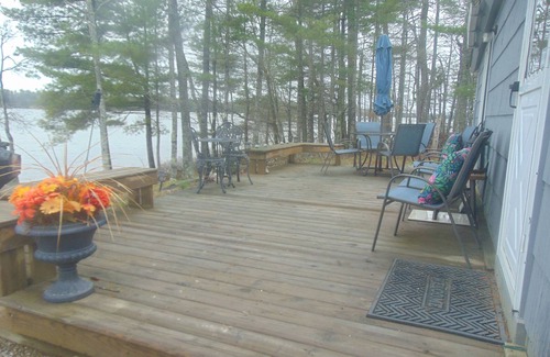 Fletchers Landing Cabina | Camp on Lake Close to Acadia National Park