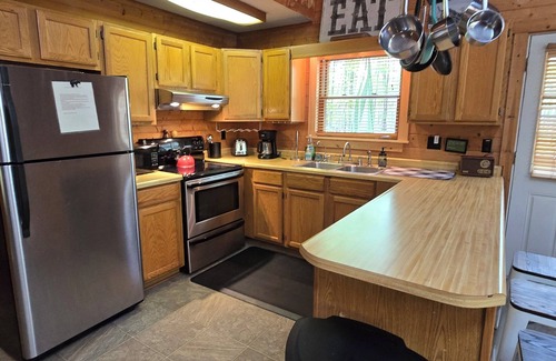 Swanton Cabina | Camp Valentine- charming 3 bedroom cabin with hot tub and fireplace in private setting