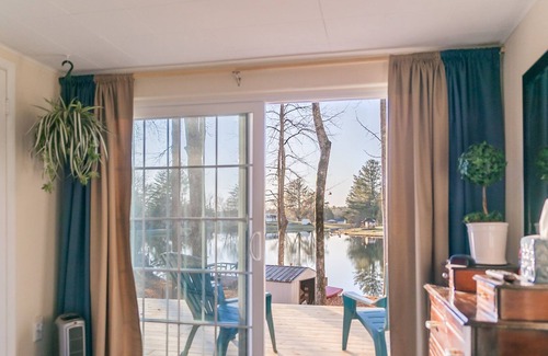 Crossville Cabaña | Camp Vista del Sol-Waterfront home, convenient to many state parks!