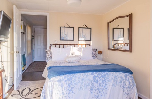 Crossville Cabaña | Camp Vista del Sol-Waterfront home, convenient to many state parks!