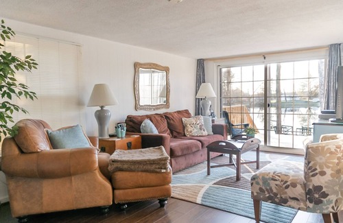 Crossville Cabaña | Camp Vista del Sol-Waterfront home, convenient to many state parks!