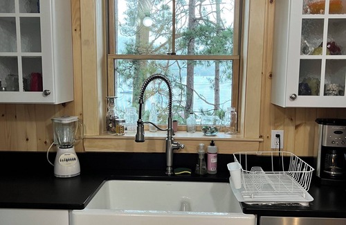 West Alton Casa | Waterfront Stone Camp con hermoso lago y el monte. Puntos de vista