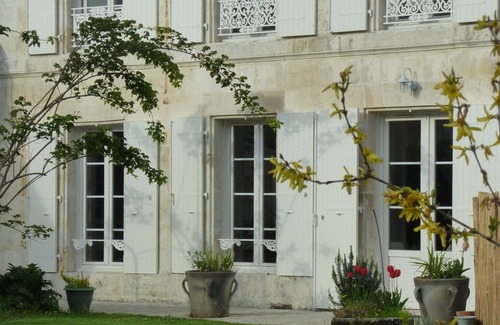 Saintes Casa | CAMPAÑA EN LA CIUDAD. Piscina privada climatizada. En el borde de Charente en Saintes.