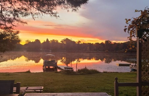Alto Casa | Campau Lake Sunny Days, King Bed hot tub, boat, kayak Lakefront