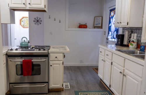 Alto Apartamento | Campau Lake Sunnydays 2 bedroom King Bed Lakefront