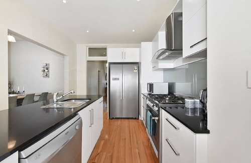 Launceston CBD Casa | Campbell Cottage: cabaña victoriana renovada con estacionamiento cerca del CBD de Launceston