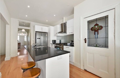 Launceston CBD Casa | Campbell Cottage: cabaña victoriana renovada con estacionamiento cerca del CBD de Launceston