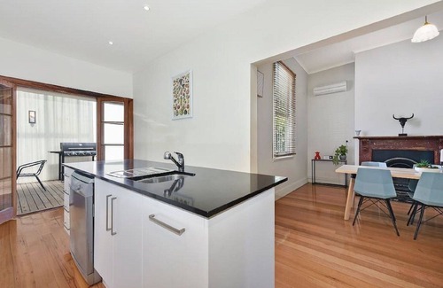 Launceston CBD Casa | Campbell Cottage: cabaña victoriana renovada con estacionamiento cerca del CBD de Launceston