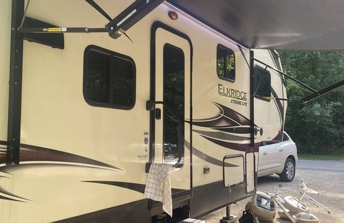 Bloomington Casa | Camper Available for Solar Eclipse Close to Bloomington and sleeps 5