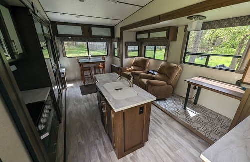 Pelham Casa | Upscale Camper w King BR near Amherst